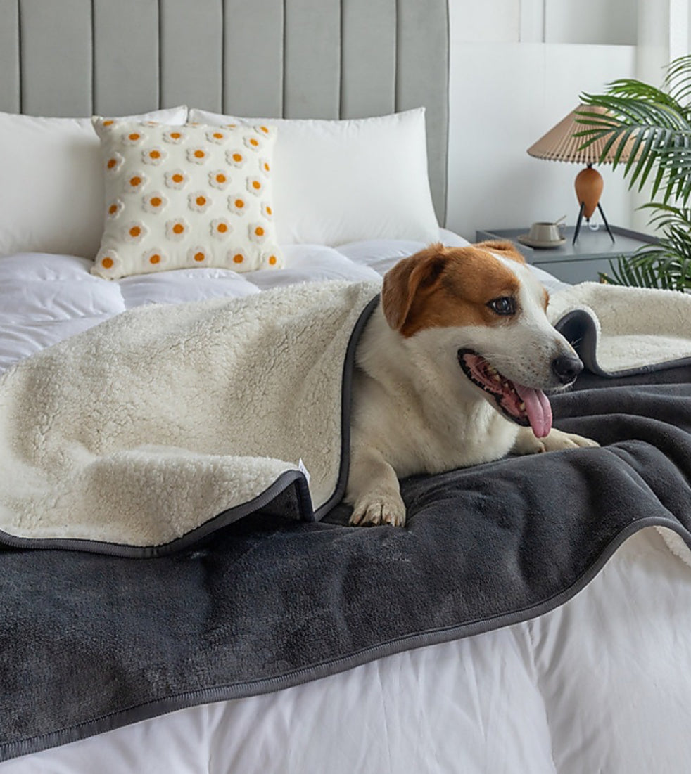 Premium Waterproof Reversible Pet Blanket: Protects Your Couch and Bed from Spills